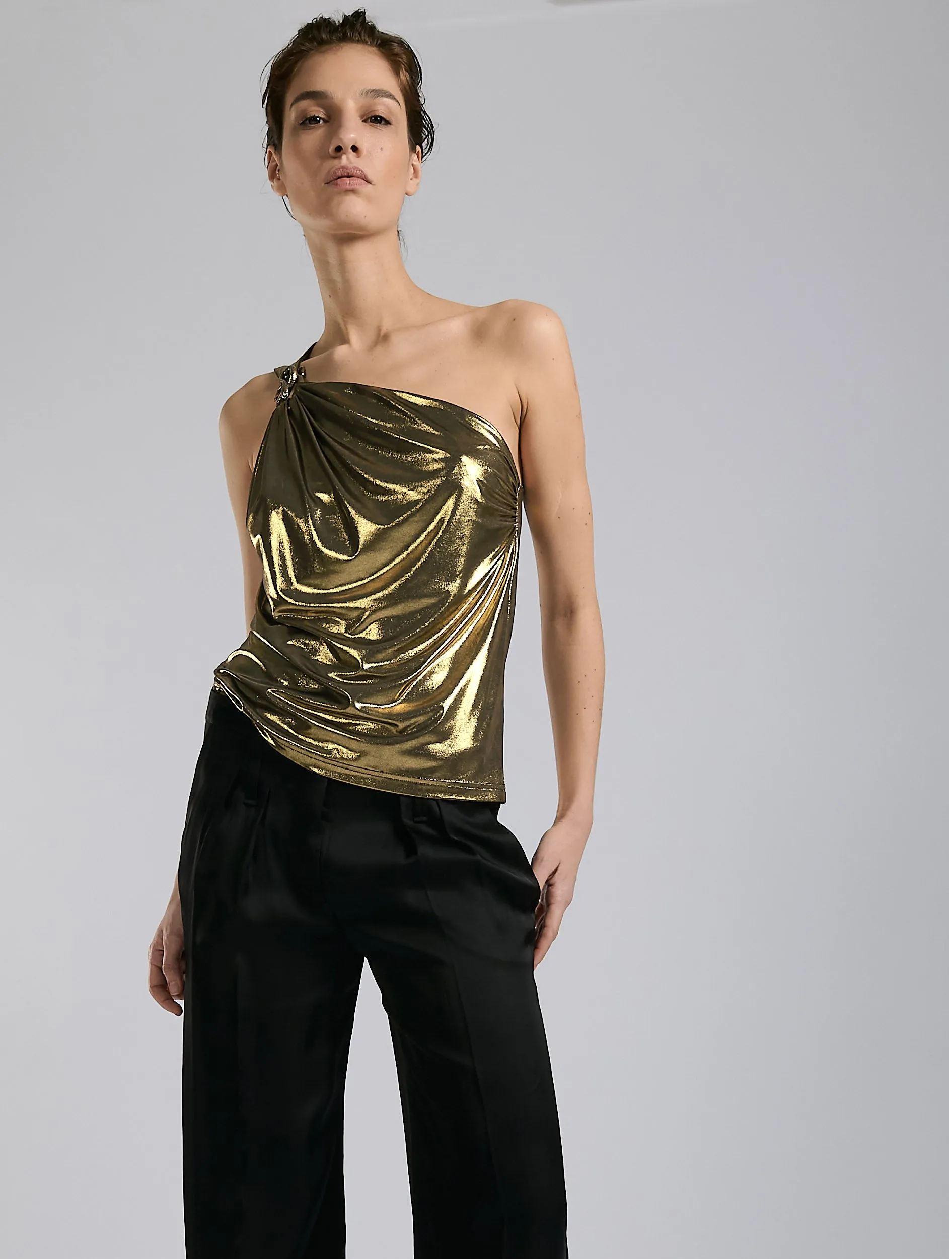 Asymmetrical top in gold metallic jersey