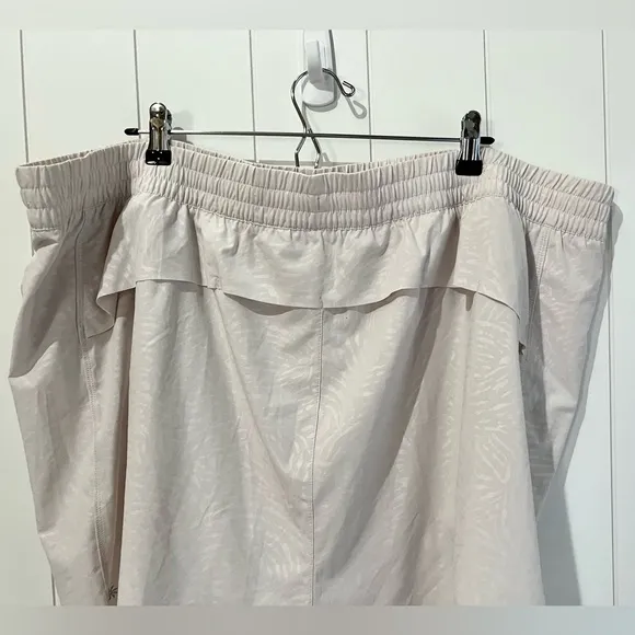 Athleta  NWT Printed Hustle 3” Short size 3X Ivory elastic waist