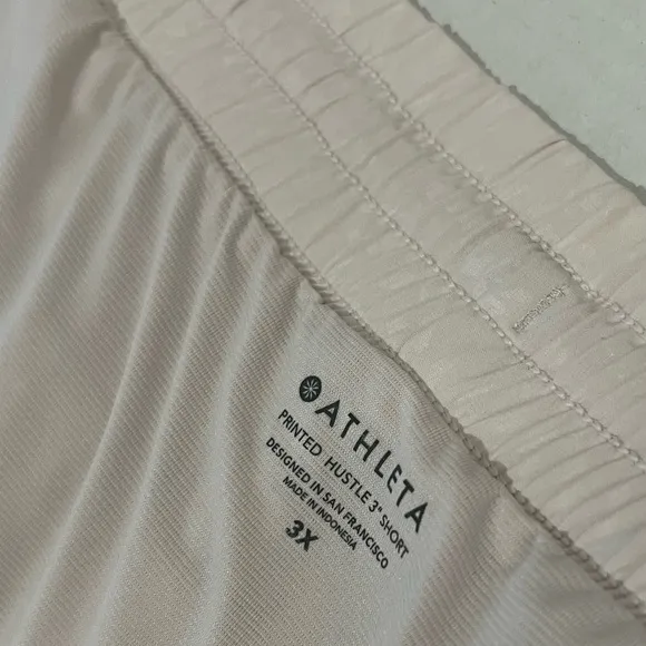 Athleta  NWT Printed Hustle 3” Short size 3X Ivory elastic waist