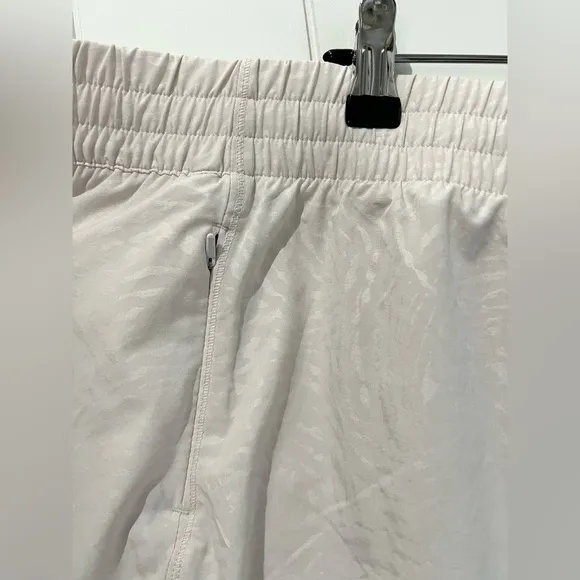 Athleta  NWT Printed Hustle 3” Short size 3X Ivory elastic waist