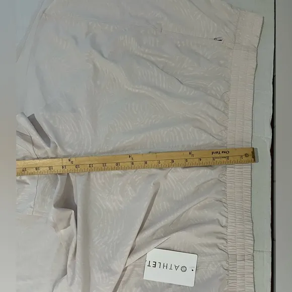 Athleta  NWT Printed Hustle 3” Short size 3X Ivory elastic waist