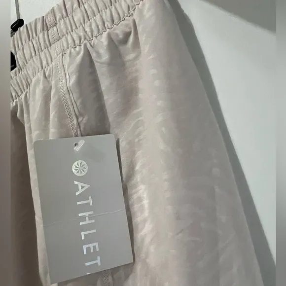 Athleta  NWT Printed Hustle 3” Short size 3X Ivory elastic waist