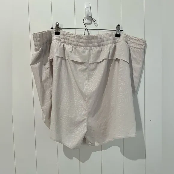 Athleta  NWT Printed Hustle 3” Short size 3X Ivory elastic waist