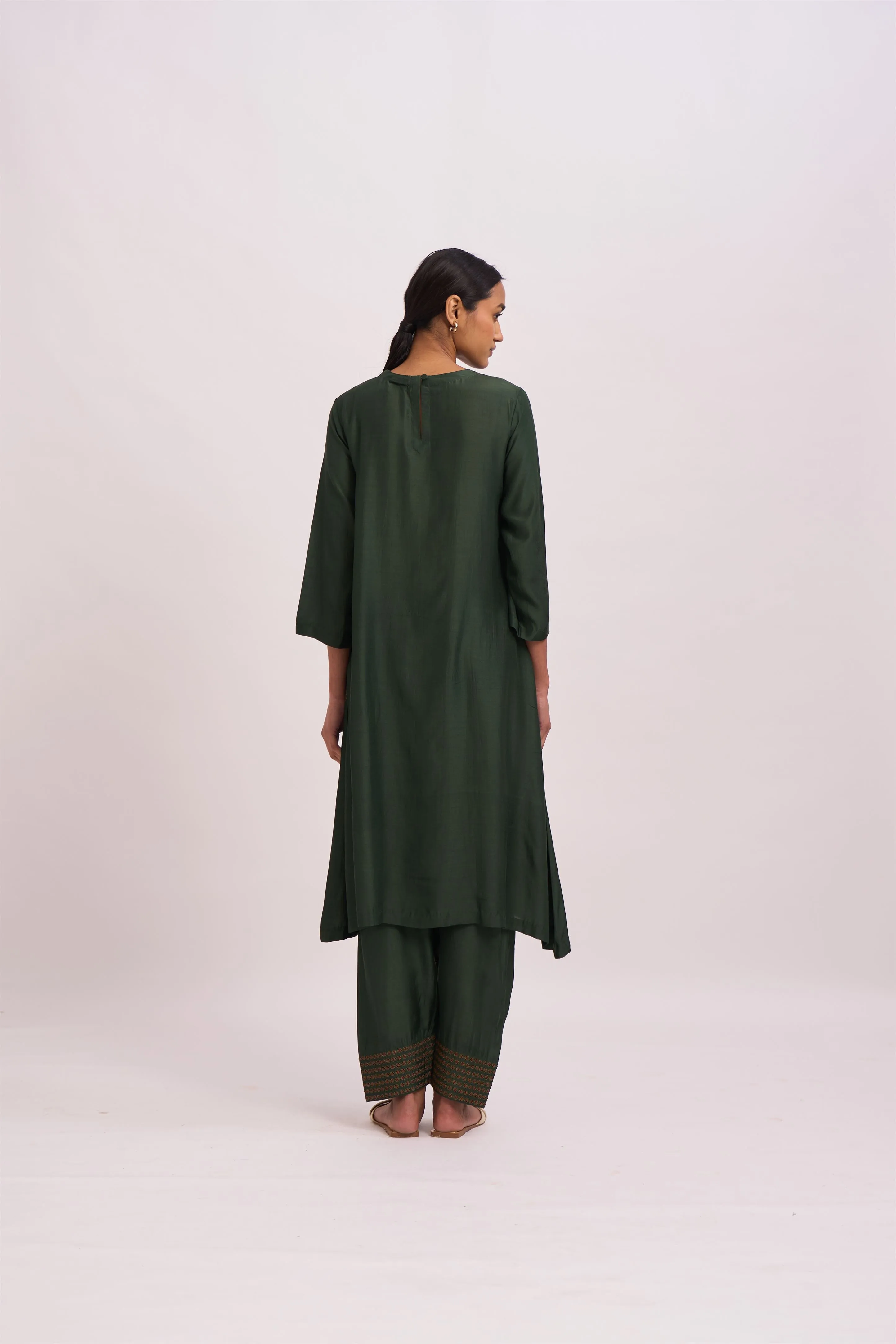 Dot   I   Pocket Style Wakrah Kurta Set Cotton Silk Fabric is used in Kurta set Deep Green  SS24-PS-DG