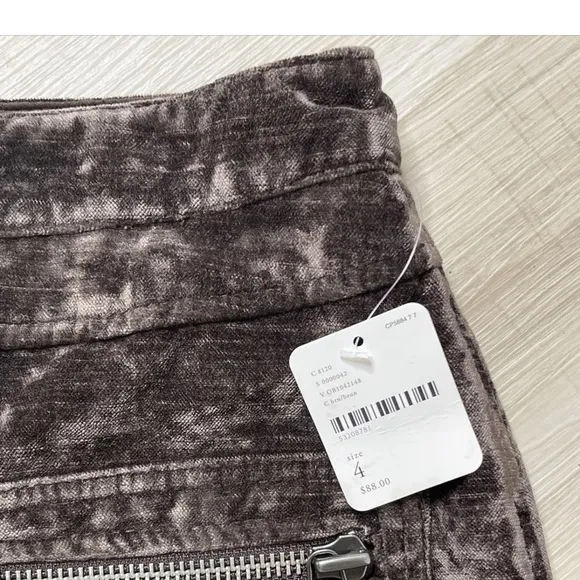 Free People Crushed Velvet, Double Front pocket Back Zipper Mini Shirt. Size:4