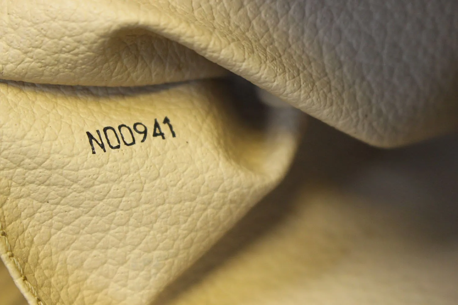 LOUIS VUITTON Monogram Canvas Trousse Toilette 28 Clutch