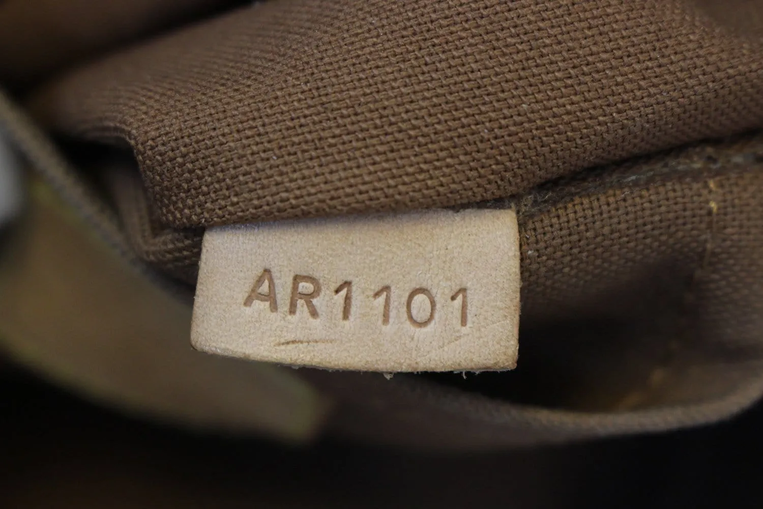 LOUIS VUITTON Monogram Thames GM Shoulder Bag