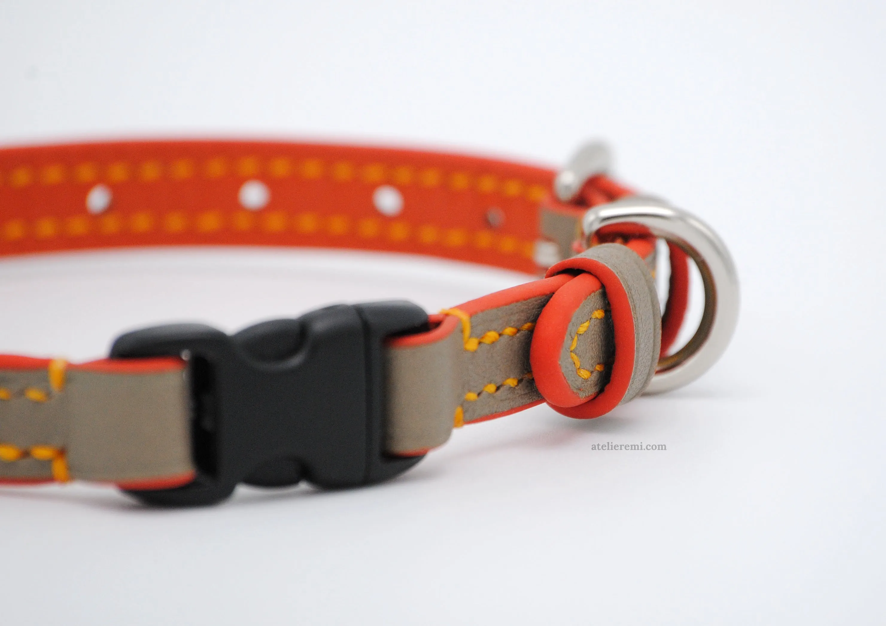No. P02G | 10MM Cat Collar (Goatskin Lined Interior)